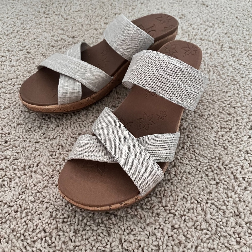 SKECHERS Beverlee Canyon Dangle Wedge Sandals Womens Sz 10 Luxe Foam Beige Strap